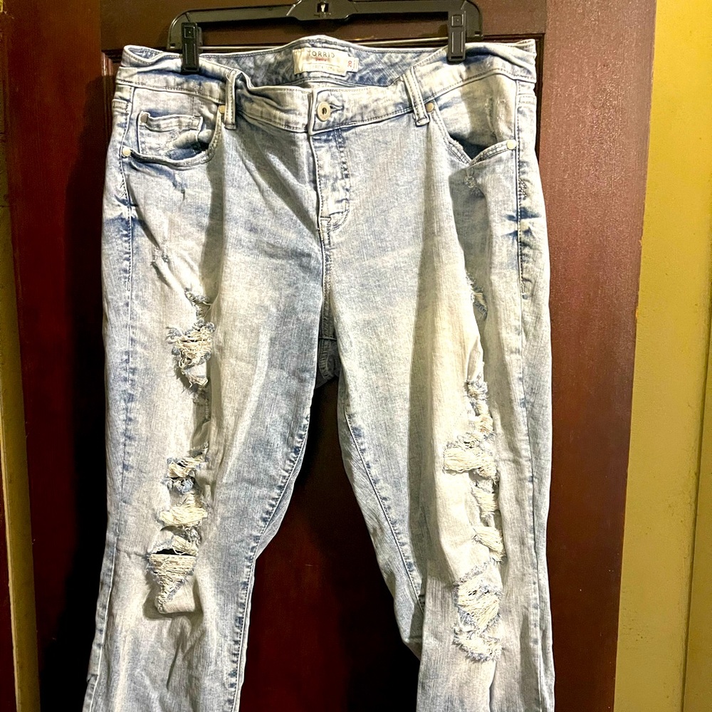 Torrid Boyfriend Jean W/Destruction and Unfinished Hem 20R